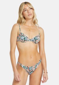 Set bikini floreale con un motivo multicolore e accenti verdi, rosa e blu; tessuto morbido e elasticizzato; supporto con ferretto nella parte superiore.