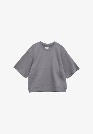 Szary, oversize, krótki rękaw bluz z miękkiego materiału, z okrągłym dekoltem i dwiema przednimi kieszeniami, o prostym wykończeniu.
