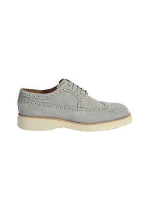 Chaussure oxford en suède gris avec des détails perforés, semelle en caoutchouc blanc et lacets ronds. Présente un design classique avec une texture lisse.