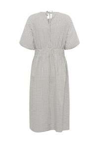 Robe gris clair mi-longue aux genoux avec manches courtes, taille élastique, petit motif à carreaux et fermeture nouée au dos au niveau de l'encolure.
