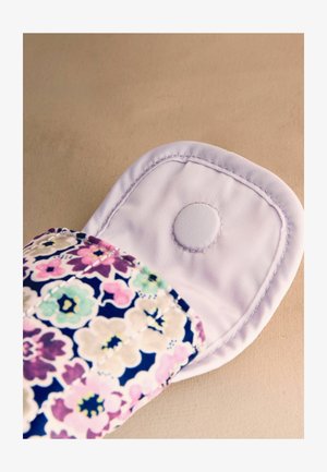 Taaskasutatav kangast padjake, millel on klapp valge trukknupuga, kangal värvikas lillemuster.