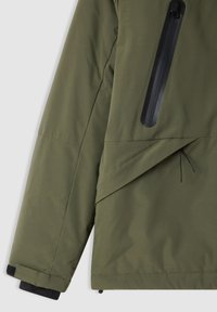 Giacca da esterno verde oliva con tasca con zip, orlo regolabile con coulisse e polsini elastici neri, dal design elegante e texture liscia.