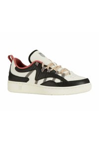 Sneaker con tomaia sintetica bianca e nera, dettagli testurizzati, lacci beige e fodera rosa. Presenta una suola in gomma piatta.