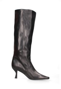Stivali in pelle nera al ginocchio con finitura lucida, punta affusolata e design elegante caratterizzato da un tacco corto e curvo. Dettagli minimalisti.