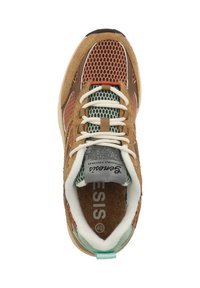 Brauner Sportschuh mit Netzdetails, weißen Schnürsenkeln, mintfarbenen Akzenten und einer Korkeinlage. Zeigt eine strukturierte Oberfläche und ein auffälliges Markenlogo.