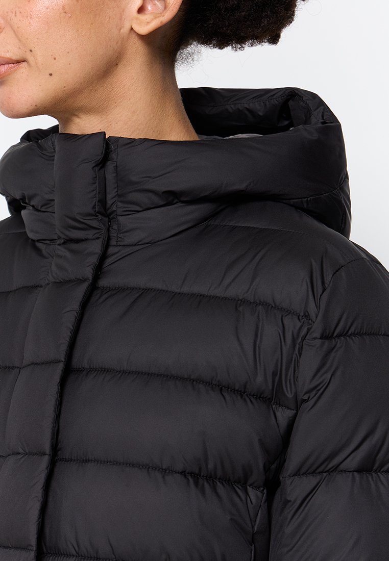 Giacca nera imbottita con colletto alto e un design trapuntato distintivo. Il materiale appare liscio e leggero con una finitura elegante.