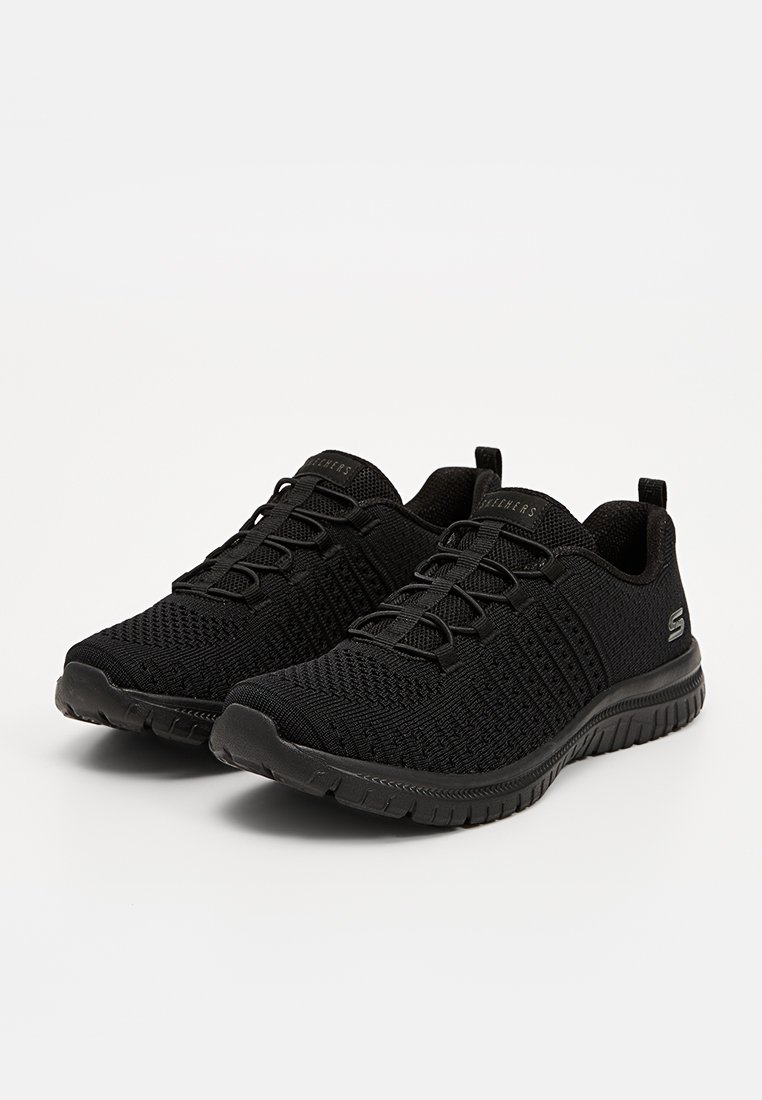 Schwarze Sportschuhe mit einem Mesh-Obermaterial, strukturiertem Oberflächen, elastischen Schnürsenkeln und einer flexiblen Gummisohle. Logo an der Seite.