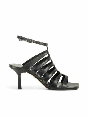 Sandale en cuir noir avec brides, boucle à la cheville, bout ouvert et talon kitten de hauteur moyenne sur fond blanc.
