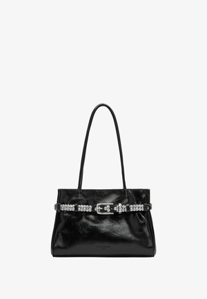 Czarna skórzana torebka o błyszczącej fakturze, z detalem w formie paska ozdobionego perłami i srebrną klamrą. Dwie mocne rączki.