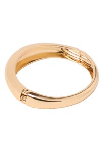 Armbanduhr aus goldfarbenem Metall mit einem geschmeidigen, abgerundeten Design und einem dezenten Scharnierverschluss. Reflektierende Oberfläche ohne sichtbare Muster.
