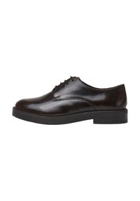 Scarpe eleganti in pelle marrone con una finitura liscia, punta rotonda, design laccato con cinque fori e suola piatta in gomma nera testurizzata.