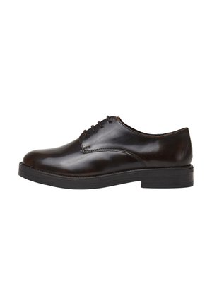 Chaussure de ville en cuir marron avec une finition lisse, bout rond, conception à cinq œillets avec lacets, et une semelle en caoutchouc noir plat et texturé.