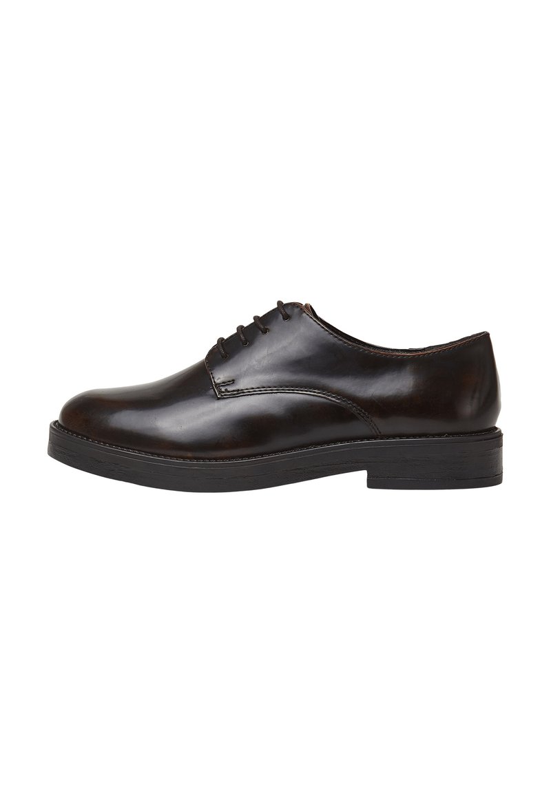 Scarpe eleganti in pelle marrone con una finitura liscia, punta rotonda, design laccato con cinque fori e suola piatta in gomma nera testurizzata.