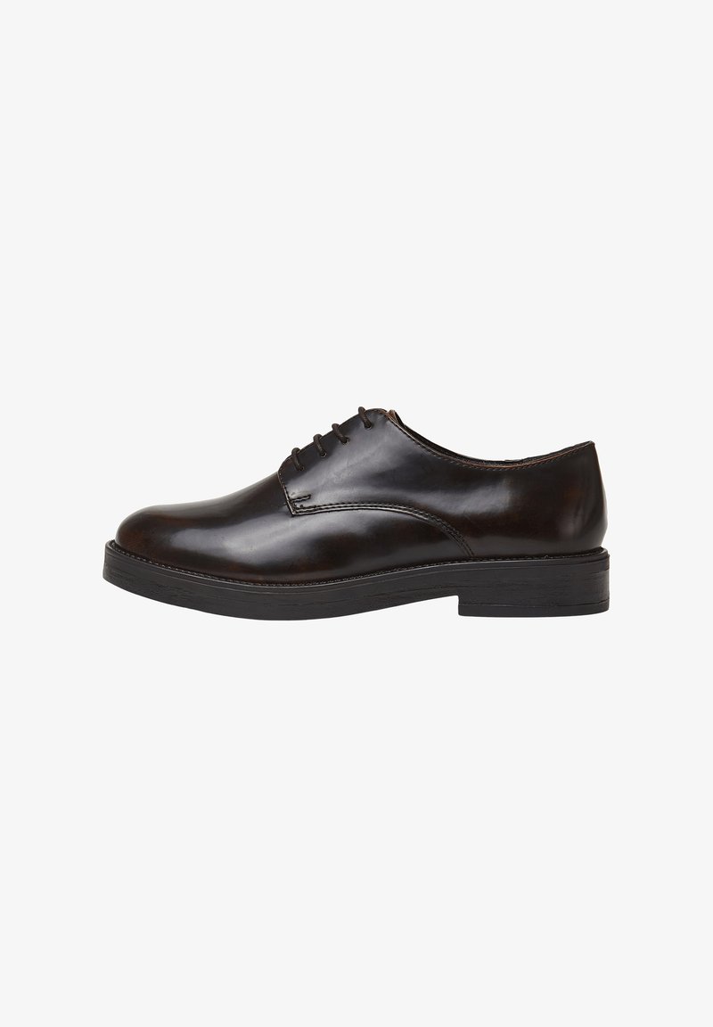 Braune Lederschuhe mit glatter Oberfläche, runder Zehenform, fünf Ösen Schnürung und einer flachen, strukturierten schwarzen Gummisohle.