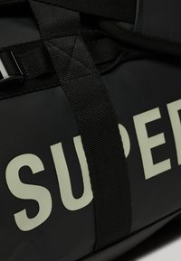 Superdry & Co TARP BARREL - Borsa da viaggio - black