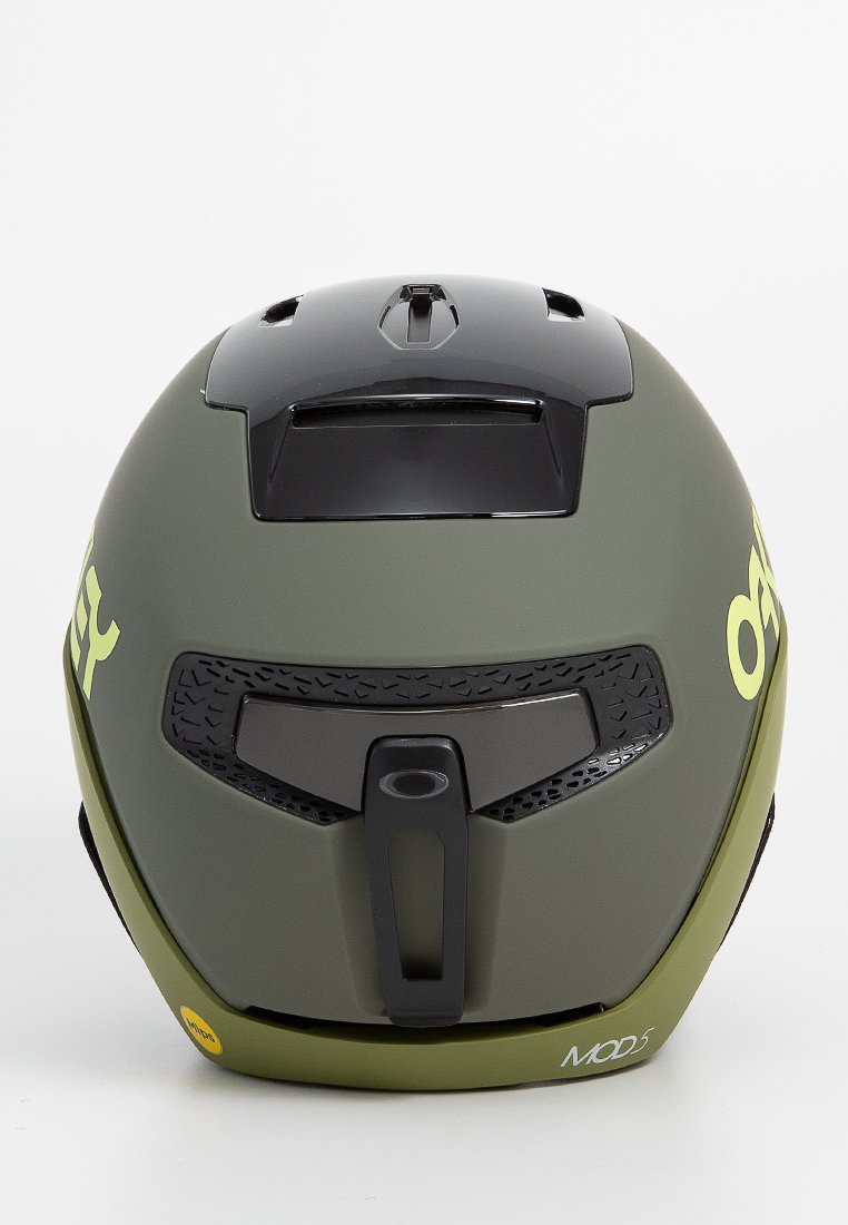 Casco de esquí verde y negro con acabado mate, aberturas de ventilación y marca en el lado. Cuenta con un mecanismo de cierre ajustable en la parte posterior.