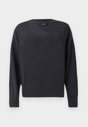 Sötét szürke V nyakú pulóver, puha anyagból készült. Hosszú ujjakkal és bordázott aljúval rendelkezik. Egyszerű, minimalista dizájn, minta vagy díszítés nélkül.