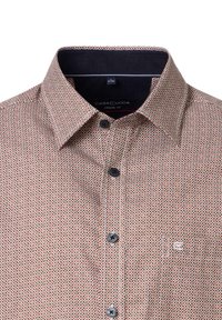 Lässiges Hemd mit geometrischem Muster in Rot und Creme, mit dunkler Knopfleiste und kleinem Logo auf der Brusttasche.