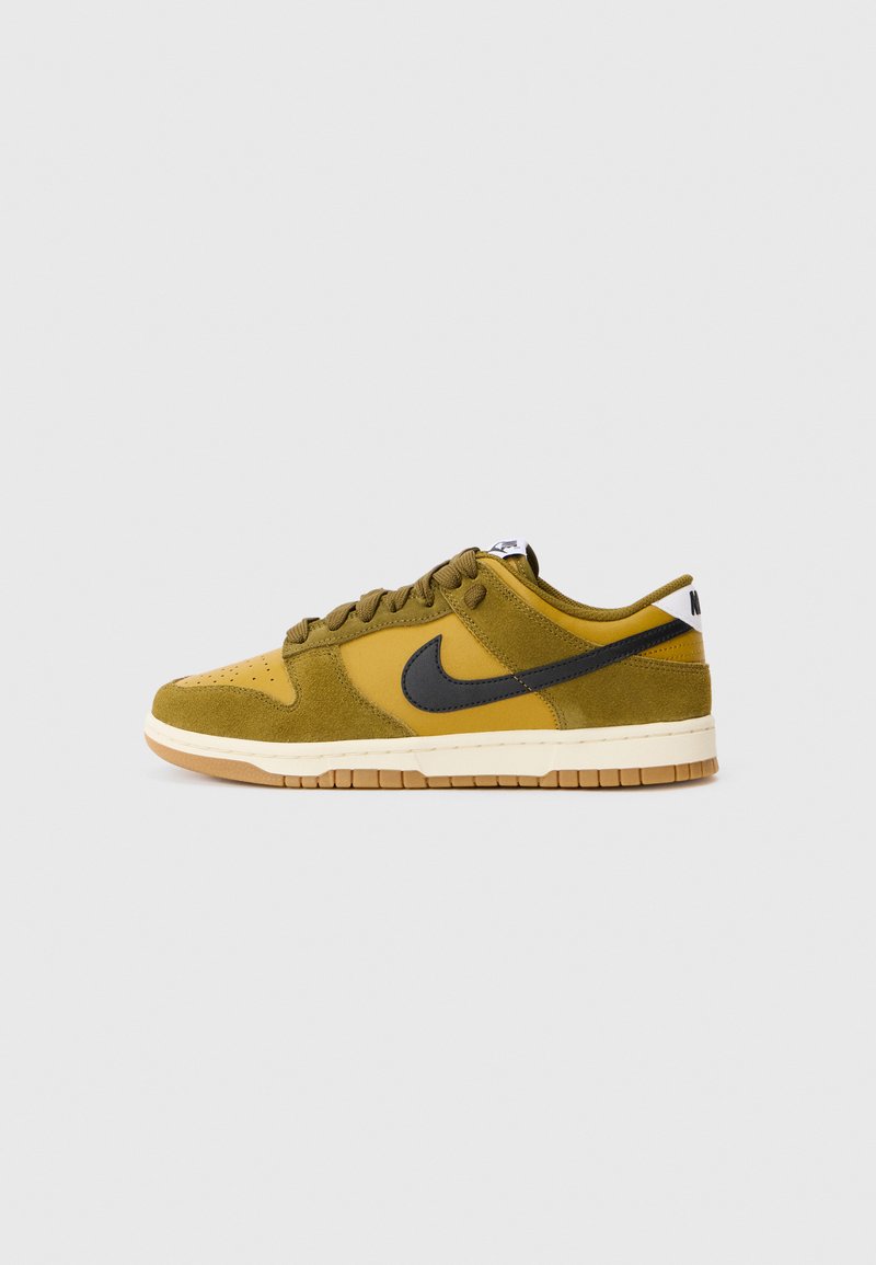 Nike Dunk Low παπούτσια σε ελαιόλαδο πράσινο και κίτρινο, με άνω μέρος από σουέντ και δέρμα, σκούρο μπλε λογότυπο και σόλα από καουτσούκ γκλας.