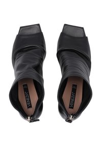 Schwarze Ankle-Boots aus glattem Leder mit quadratischer Zehenform und lässigem Design, mit einem seitlichen Reißverschluss zum Schließen.