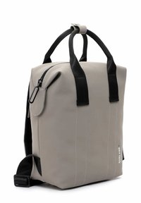 Grau wasserdichter Rucksack mit schwarzen Akzenten, doppelten Griffen, verstellbaren Schultergurten und einem Reißverschlussverschluss. Mit sichtbarem Steppdetail.