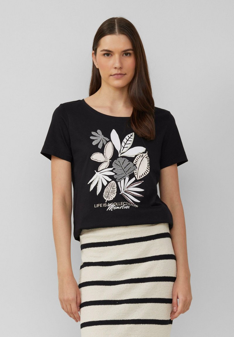 Zwarte T-shirt met korte mouwen met een multikleurige blaadjesafbeelding. De tekst "LIFE IS COLLECTIONS of Memories" is in het wit gedrukt.