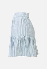 Jupe rayée verticale bleu clair et blanc avec taille élastique et ourlet évasé froncé, vue de côté.