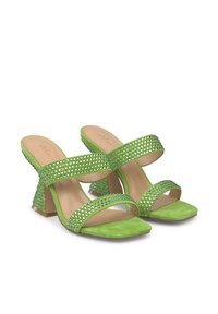 Groene suède hoge sandalen met twee kristalversierde banden, vierkante tenen en een chunky, schuine hak. Geverfde afwerking op de banden.