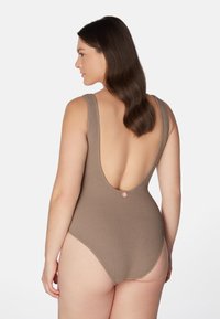 Brun texturerad baddräkt i en del med djup V-rygg och breda band, prydd med en liten knappdetalj vid midjan.