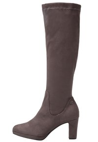 Bota de ante marrón hasta la rodilla con punta cuadrada, tacón bloque y un detalle de costura sutil a lo largo del borde superior.