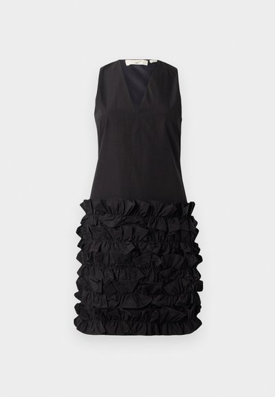 Fekete ujjatlan ruha V-nyakkivágással és fodros anyagkialakítással a deréknál, sima felső rész texturált aljjal kontrasztban.