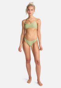 Groene geribbelde bikini set met een minimalistische cropped top met dunne bandjes en bijpassende low-rise briefs, beide gemaakt van zachte, rekbare stof.