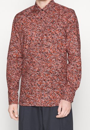 Rotes, floral gemustertes Hemd mit Button-Down-Kragen, langen Ärmeln und schwarzen Knöpfen auf einem strukturierten Stoff.