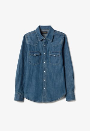 Camicia di jeans in blu medio con maniche lunghe, colletto a punta, due tasche sul petto e chiusura con bottoni argento. Tessuto morbido con un design classico.