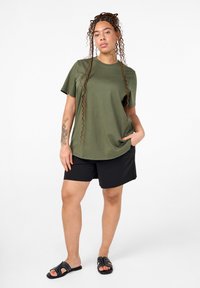 Zizzi MIT RUNDHALSAUSSCHNITT - T-shirt basic - thyme