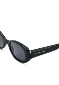 Černé sluneční brýle oválného tvaru, matný povrch, tmavé skla a zlaté detaily s názvem značky "Kapten & Son" na stranicích.