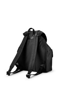 Svart ryggsäck med slitstark tyg, en slät yta, breda justerbara remmar och ett förstärkt handtag på toppen för enkel bärning.