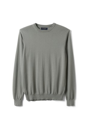 Grauer langärmliger Pullover mit Rundhalsausschnitt, gerippten Bündchen und Saum, flach auf weißem Hintergrund liegend.