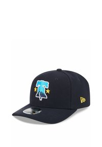 Marineblaue Kappe mit strukturiertem Design, die an der Vorderseite eine große Glocke sowie zwei Sterne in Hellblau und Gelb gestickt hat.