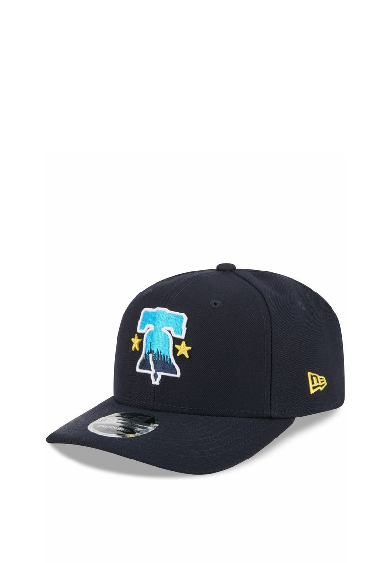 Marineblaue Kappe mit strukturiertem Design, die an der Vorderseite eine große Glocke sowie zwei Sterne in Hellblau und Gelb gestickt hat.