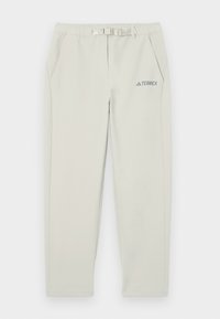 Pantalones deportivos de color gris claro con cintura elástica, detalle de cinturón, dos bolsillos laterales y un pequeño logo azul "TERREX" en el muslo izquierdo.