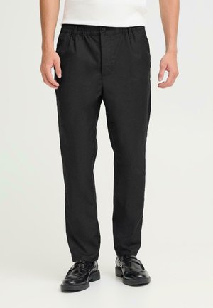 Schwarze Hose mit elastischem Bund und Knopfverschluss. Hergestellt aus einem glatten Stoff, mit geradem Bein und ohne sichtbare Muster.