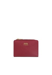 Cartera de cuero roja con un acabado texturizado, forma rectangular, detalles del logo en dorado y cierre de cremallera en el borde superior.