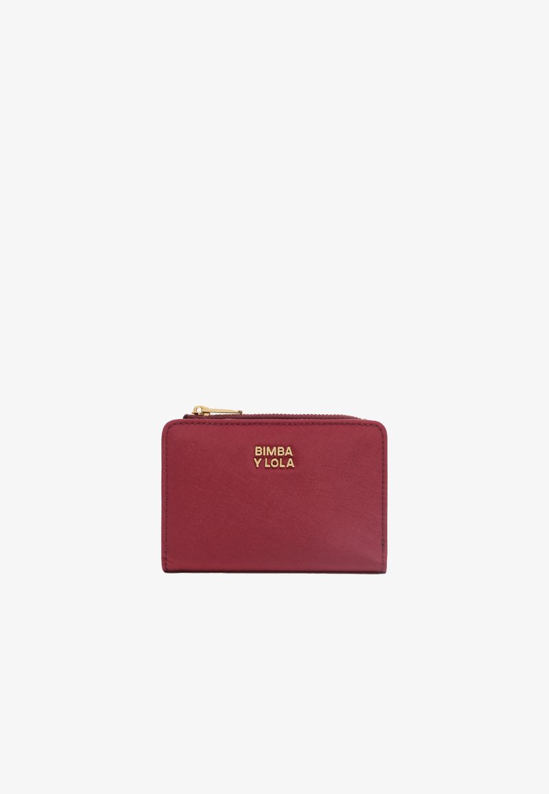 Cartera de cuero roja con un acabado texturizado, forma rectangular, detalles del logo en dorado y cierre de cremallera en el borde superior.