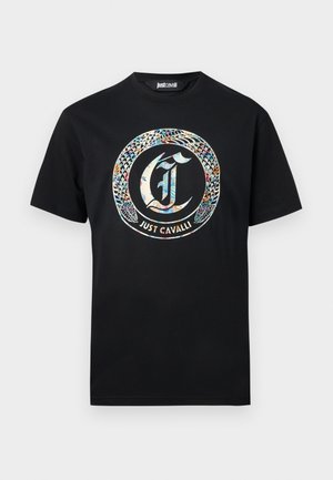 Tricou negru cu mâneci scurte, având un șarpe colorat care formează un cerc în jurul unui „J” stilizat și textul „Just Cavalli” dedesubt.