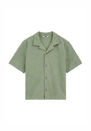 Teksturirana košulja boje kadulje s kratkim rukavima, kamp-okruglim ovratnikom i tri gumba sprijeda, položena ravno na bijelu pozadinu.