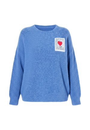 Blauwe, lange mouwen, pluizige trui met ronde hals en een witte patch op de borst met een rood hart en tekst over liefde.