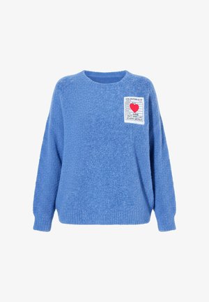 Blauer, langärmeliger, flauschiger Pullover mit rundem Ausschnitt und weißem Aufnäher auf der Brust mit rotem Herz und Text über Liebe.
