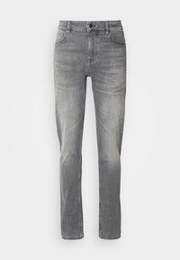 Jeans de denim gris con corte recto, cinco bolsillos y cremallera. La tela tiene una textura desgastada con un leve desvanecimiento.