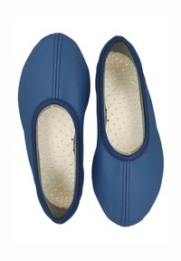 Blaue Leder-Ballettschuhe mit abgerundeter Spitze, strukturiertem Obermaterial und gepolstertem beigen Fußbett mit kleinen Belüftungsöffnungen.